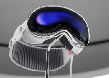 Apple’s new challenge: making VR headsets look cool | CNN Business