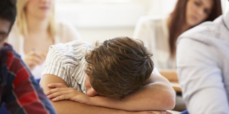 Cell phones and screens are keeping your kid awake | CNN