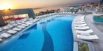 Flame Towers: Luxury atop one of the world’s tallest hotels | CNN