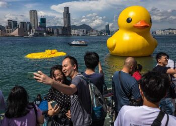 Giant rubber duck deflated in Hong Kong’s harbor amid fierce heat | CNN