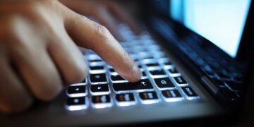 Here’s how to outsmart fake news in your Facebook feed | CNN Business