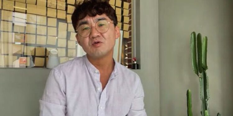 ‘I wondered what I’d done wrong in life,’ says man next to passenger who opened plane door on flight | CNN