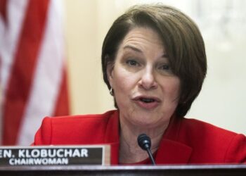 Klobuchar says she supports allowing abortion restrictions in late pregnancy | CNN Politics