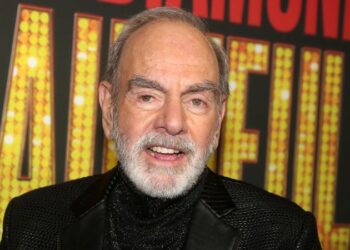 Neil Diamond surprises audience with ‘Sweet Caroline’ performance at Broadway opening of ‘A Beautiful Noise’ | CNN