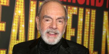 Neil Diamond surprises audience with ‘Sweet Caroline’ performance at Broadway opening of ‘A Beautiful Noise’ | CNN