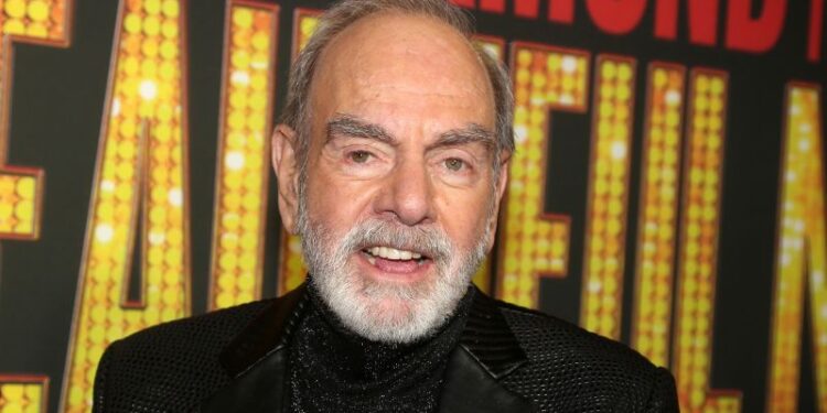 Neil Diamond surprises audience with ‘Sweet Caroline’ performance at Broadway opening of ‘A Beautiful Noise’ | CNN