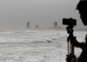 Tens of thousands evacuated as India and Pakistan brace for Cyclone Biparjoy | CNN