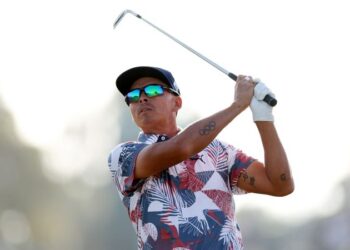 US Open: Rickie Fowler stars again to take solo lead at halfway stage | CNN