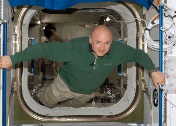 Arizona senator leans on astronaut past to call for climate crisis action amid blistering heat wave | CNN Politics