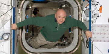 Arizona senator leans on astronaut past to call for climate crisis action amid blistering heat wave | CNN Politics