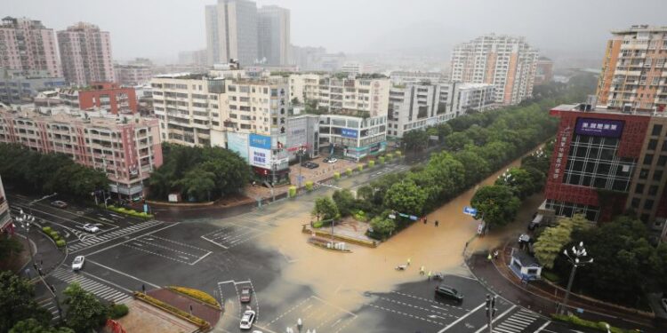 Typhoon Doksuri lashes China’s Fujian province after leaving 39 dead in the Philippines | CNN
