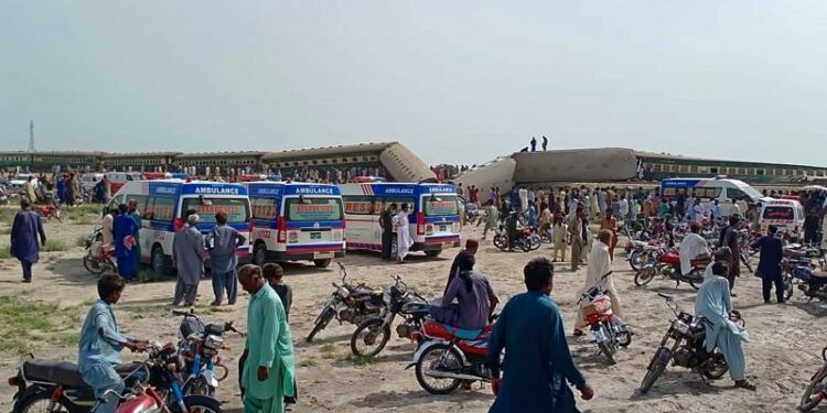 At least 30 killed, 67 injured after train derails in Pakistan | CNN