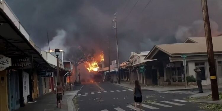 Deadly wildfires devastating Maui force harrowing escapes as homes and landmarks burn | CNN