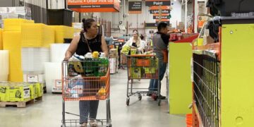 Home Depot’s slowing sales suggest Americans feel lousy about housing | CNN Business