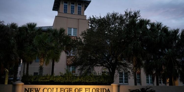 Students, professors report chaos as semester begins at New College of Florida | CNN