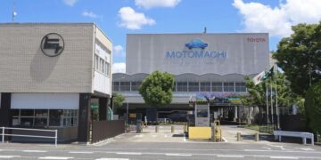 Toyota suspends production at its Japanese plants after supply chain glitch | CNN Business