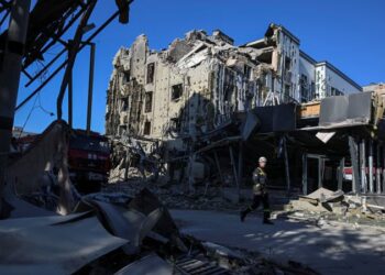 Twin Russian strikes on Ukrainian city kill civilians, then hit rescuers, official says | CNN