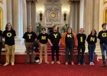 Anti-monarchy campaigners stage protest inside Buckingham Palace | CNN