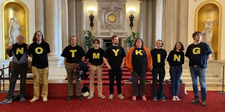 Anti-monarchy campaigners stage protest inside Buckingham Palace | CNN