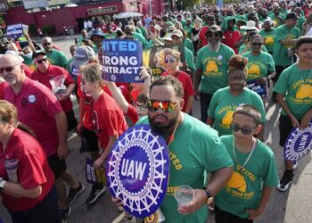 Autoworkers strike: What to watch for as the clock ticks down | CNN Business