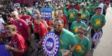 Autoworkers strike: What to watch for as the clock ticks down | CNN Business