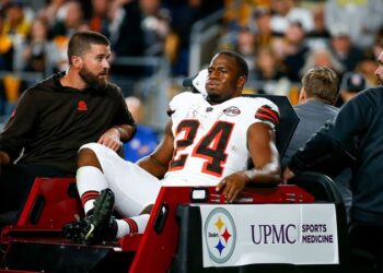 Cleveland Browns running back Nick Chubb carted off the field after knee injury | CNN
