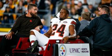 Cleveland Browns running back Nick Chubb carted off the field after knee injury | CNN
