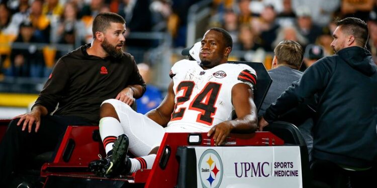 Cleveland Browns running back Nick Chubb carted off the field after knee injury | CNN
