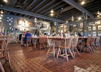 Covid spooked older customers away from Cracker Barrel and Olive Garden. Some aren’t coming back | CNN Business
