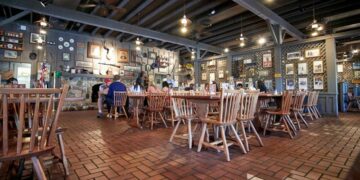 Covid spooked older customers away from Cracker Barrel and Olive Garden. Some aren’t coming back | CNN Business