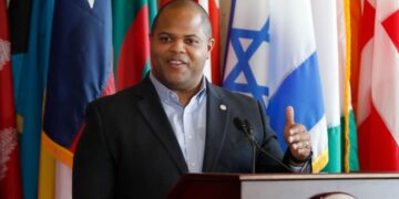 Dallas mayor switches parties to join GOP | CNN Politics