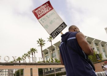 Hollywood chiefs and writers to resume negotiations Thursday after attendees ‘encouraged’ by talks | CNN Business