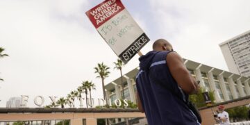 Hollywood chiefs and writers to resume negotiations Thursday after attendees ‘encouraged’ by talks | CNN Business