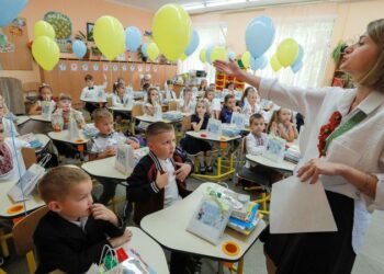 In wartime Ukraine, going back to school means preparing for air raids and huddling in shelters | CNN