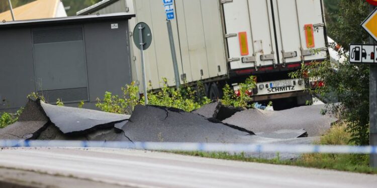 Landslide causes motorway to collapse in Sweden | CNN Landslide causes motorway to collapse in Sweden | CNN
