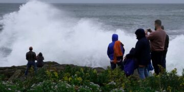 Lee knocks out power to tens of thousands as it brings fierce winds and coastal flooding to Maine and Canada | CNN