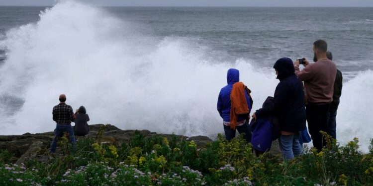 Lee knocks out power to tens of thousands as it brings fierce winds and coastal flooding to Maine and Canada | CNN