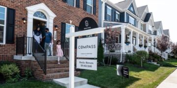 Pending home sales plunged last month as mortgage rates hit 20-year highs | CNN Business
