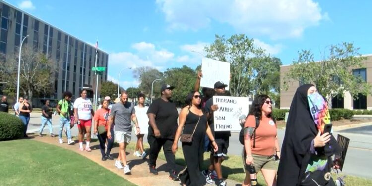 Family looks for answers after police fatally shoot Alabama man outside his home during vehicle repossession | CNN