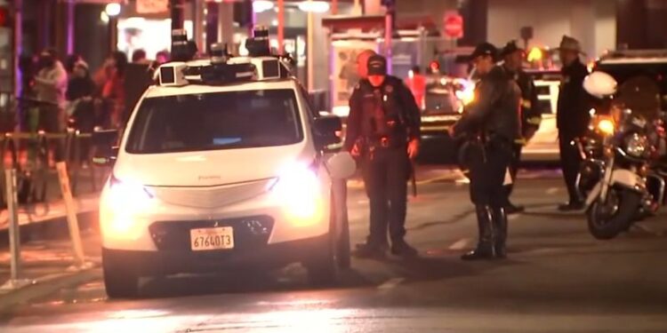 Feds probing safety of GM’s robotaxis around pedestrians | CNN Business