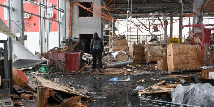 ‘Horrific’ Russian attack on postal depot kills six in eastern Ukraine | CNN ‘Horrific’ Russian attack on postal depot kills six in eastern Ukraine | CNN