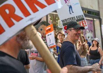 John Oliver returns to his HBO show, urging more workers to unionize | CNN Business
