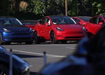 Tesla third-quarter earnings slow, missing forecasts | CNN Business