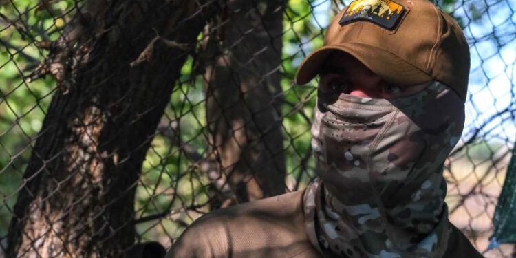 This Ukrainian soldier lost a leg to a landmine. Now he’s back on the front line | CNN