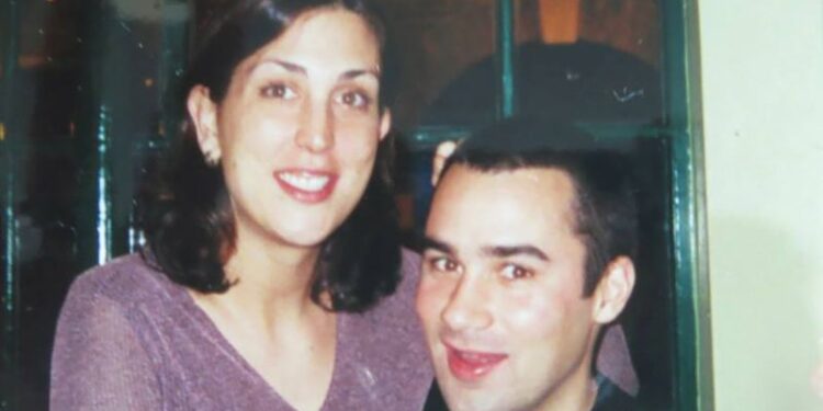 A British guy crashed her Thanksgiving dinner. They’ve been married for 20 years | CNN