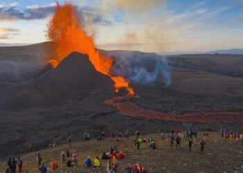 Iceland’s Blue Lagoon closed as 1,000 earthquakes hit in 24 hours | CNN