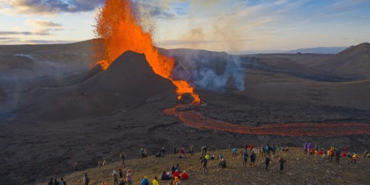 Iceland’s Blue Lagoon closed as 1,000 earthquakes hit in 24 hours | CNN