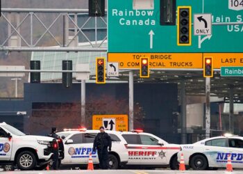 Live updates: Rainbow Bridge vehicle explosion closes US-Canada border crossings