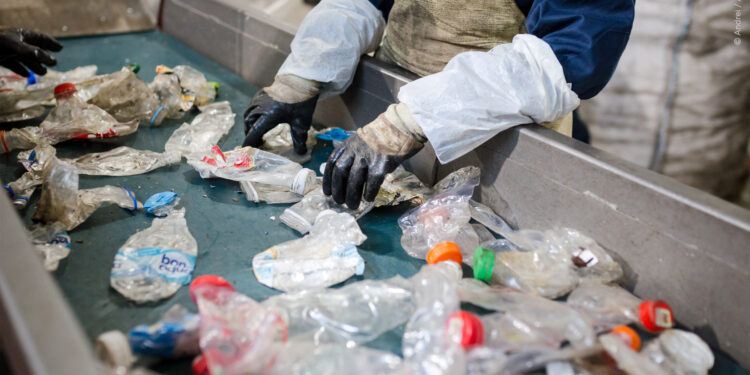 Parliament adopts revamped rules to reduce, reuse and recycle packaging | News | European Parliament