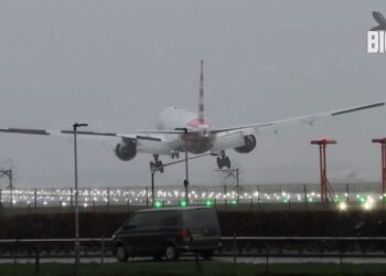 Airplane bounces along Heathrow runway during Storm Gerrit | CNN
